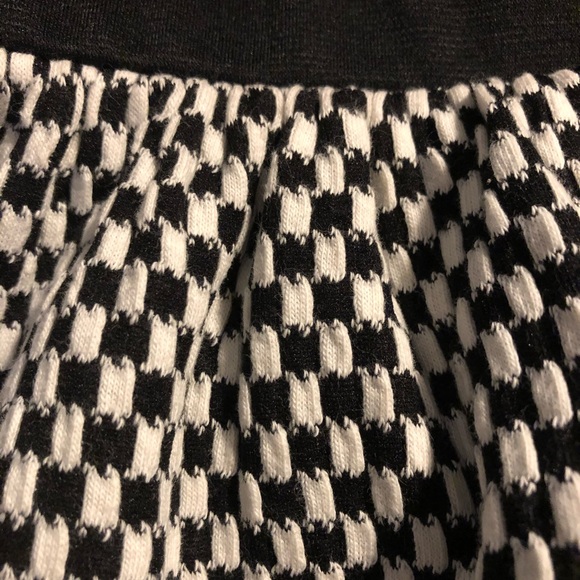 Everly Skirt Size Small - Picture 4 of 4